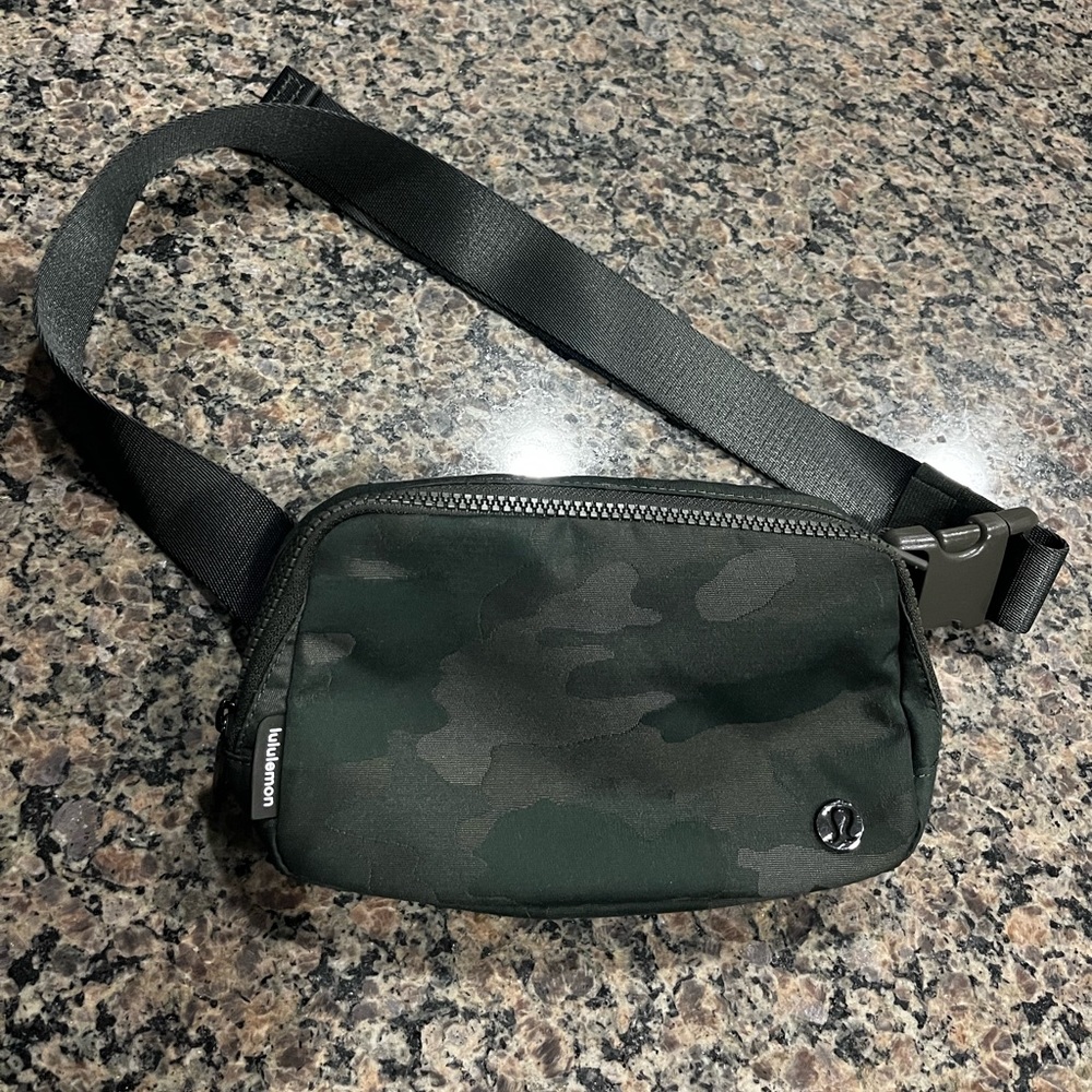 Lululemon Everywhere Belt Bag 1L